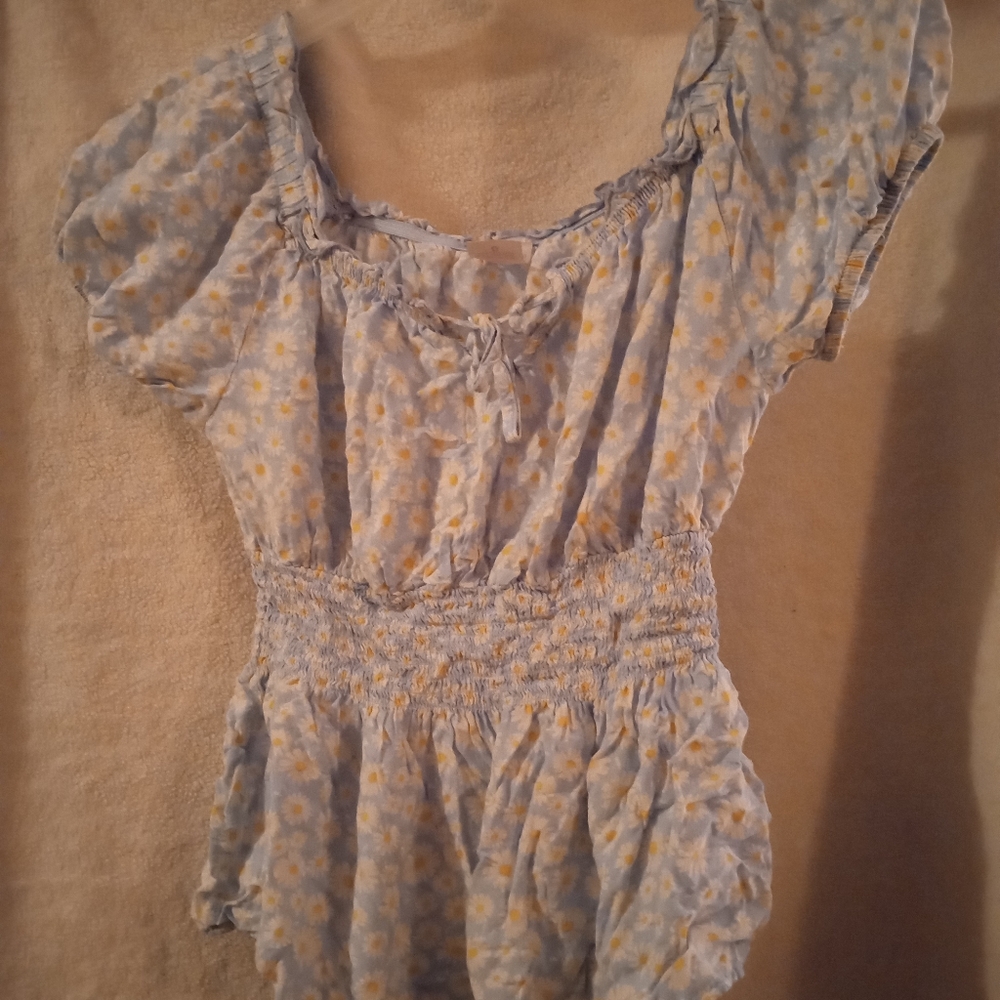 A blue sweet daisy women L blouse for that perfect spring time look